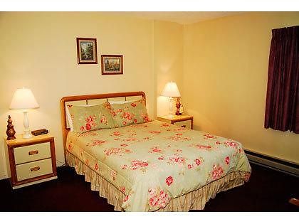 Silver Creek Lodge Snowshoe Room photo